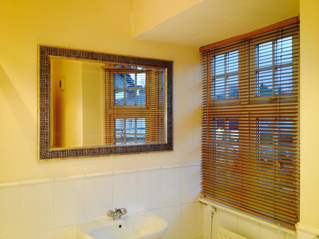 The Half Moon Inn Woking Room photo